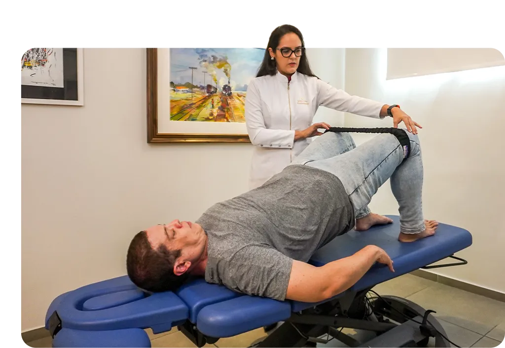 Especialista orientando exercício de estabilização vertebral com paciente