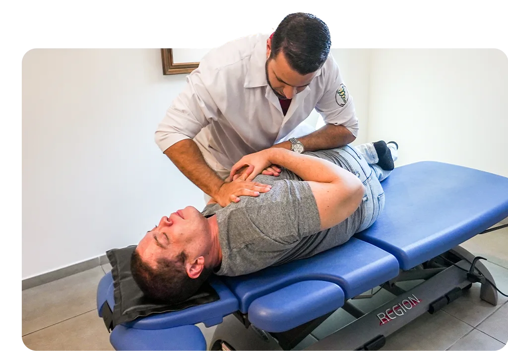 Especialista aplicando técnica manual na coluna do paciente
